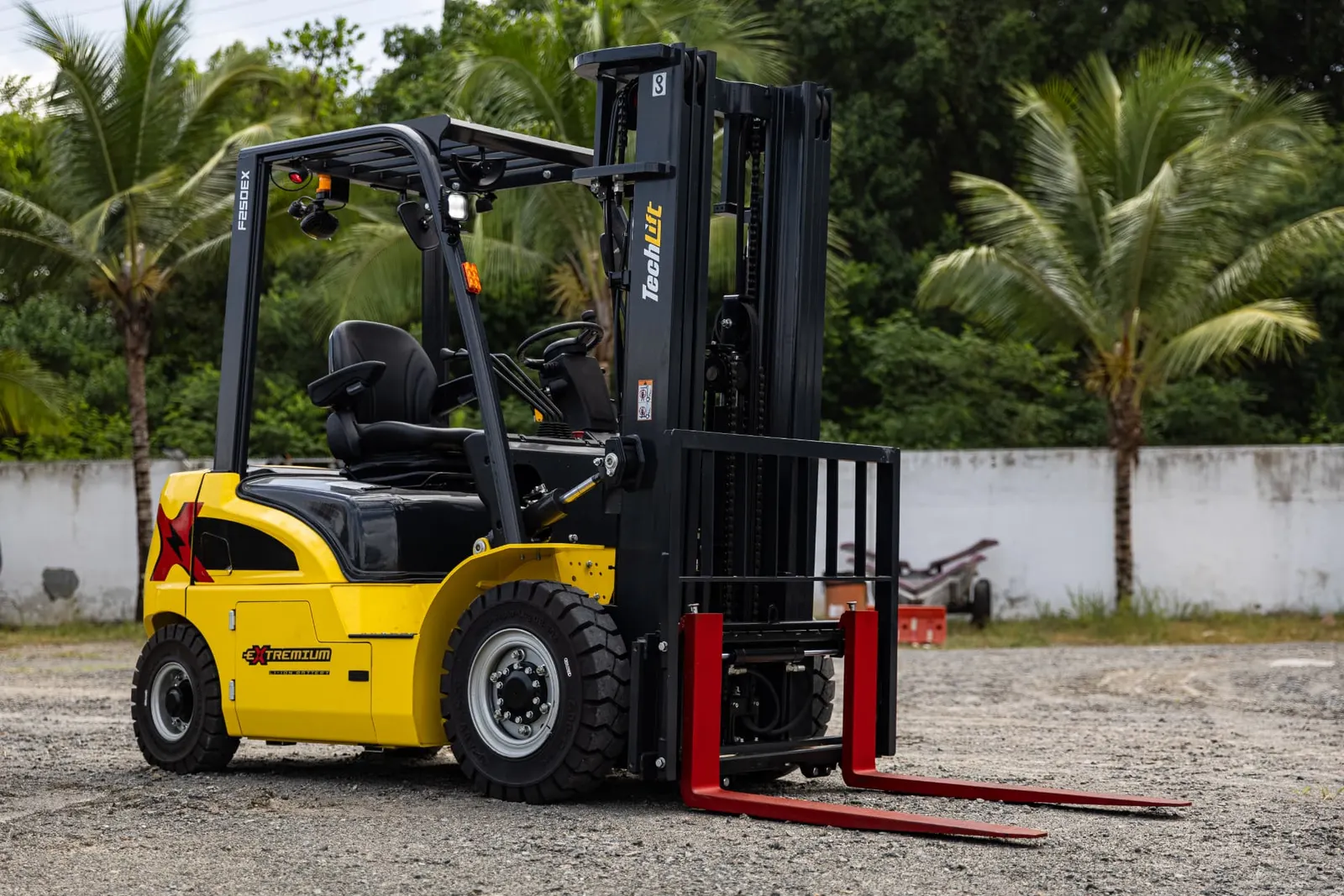 F250EX Extremium — vista frontal em pátio de cascalho